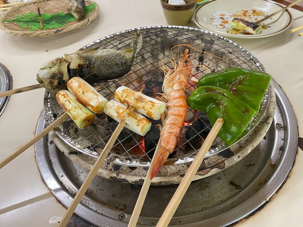 炭火焼で野菜、海老、ヤマメをいただきます