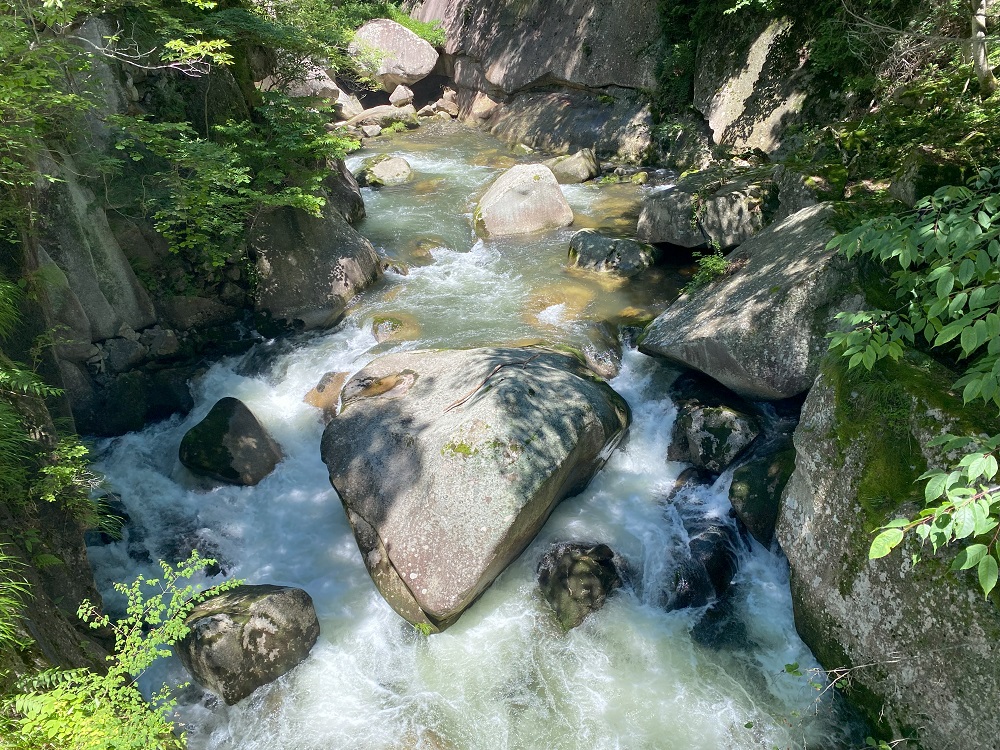 轟轟と流れる川が涼しい風を運ぶ