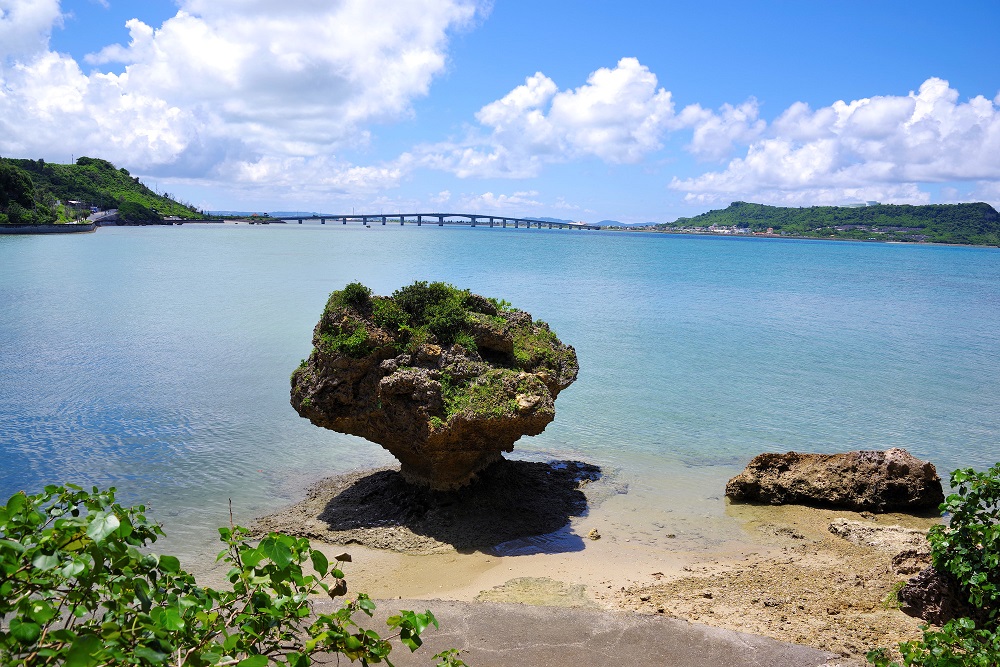 浜比嘉島のノッチ（きのこ岩）