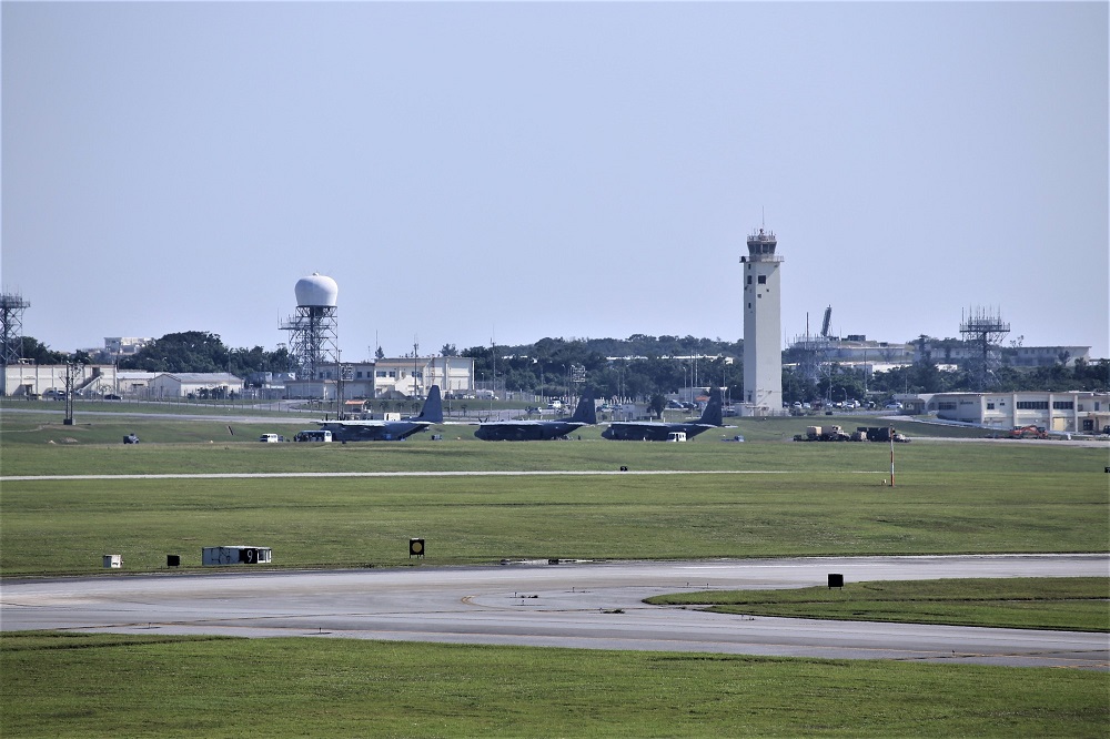 米軍嘉手納基地（道の駅からの遠望）