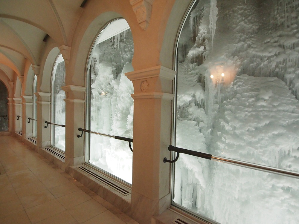 「雪の結晶美術館」氷の回廊