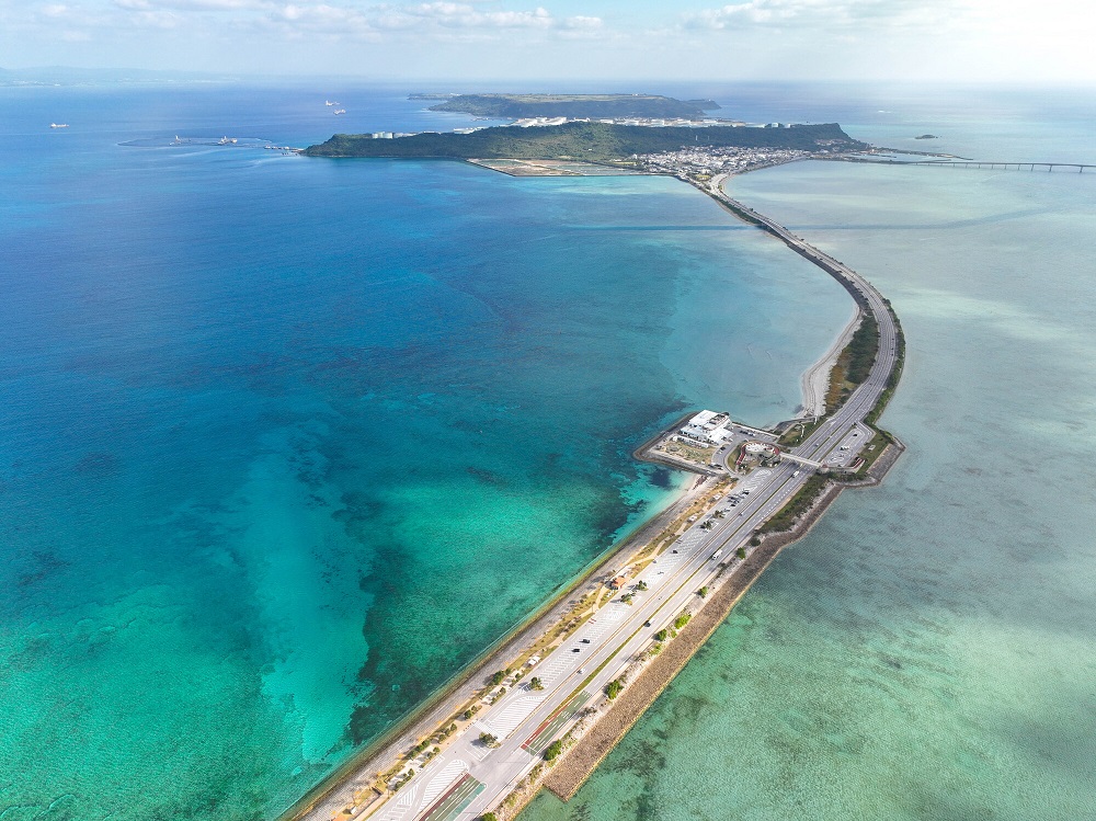 本島と離島を結ぶ「海中道路」