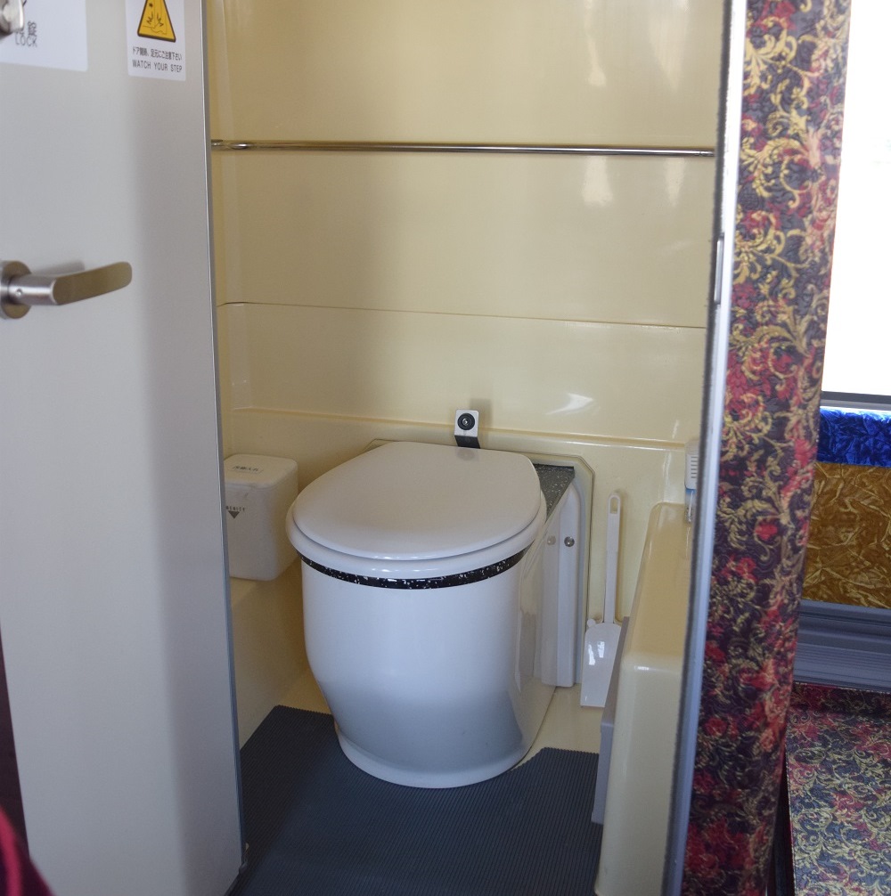 東京バスグループ/エムビーエムサービスの共同展示車両のトイレ