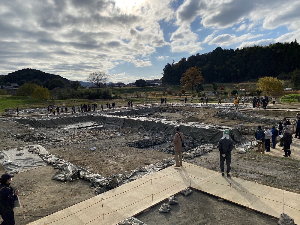 北池には十字の形をした石組の溝、石敷きの遺構が発見されています