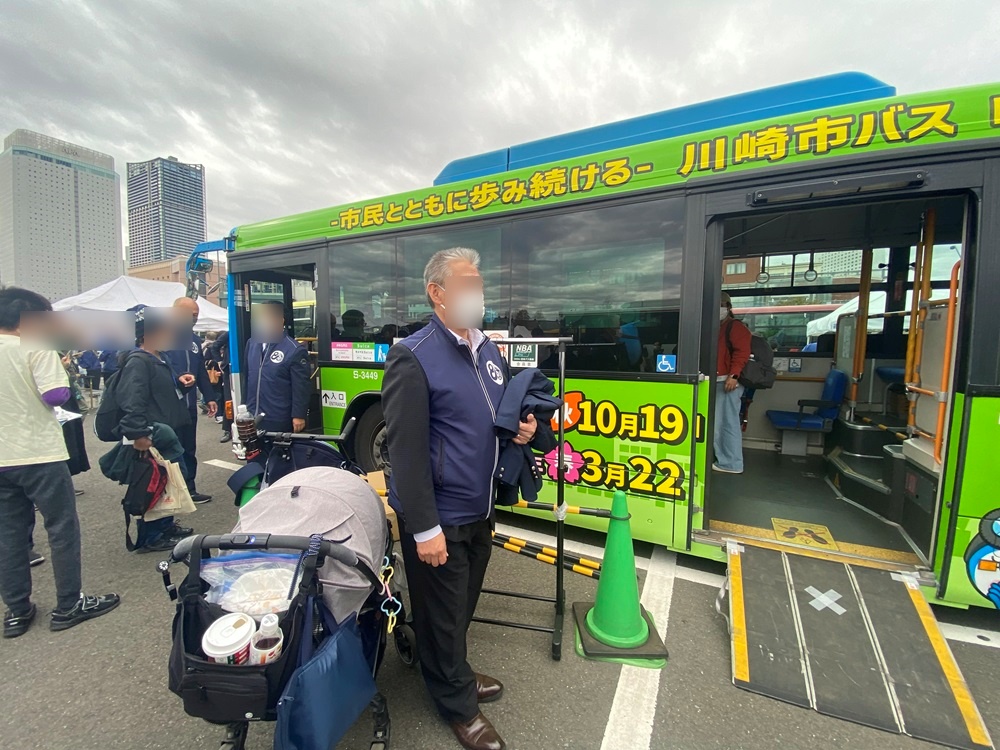川崎市交通事業80周年と全国都市緑化かわさきフェアのコラボラッピングバス