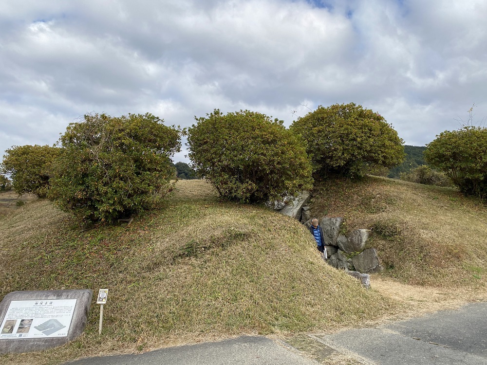 蘇我稲目（いなめ・馬子の父）の墓と推定する説も