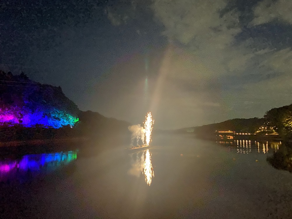 宮沢湖上から打ち上げる冬花火