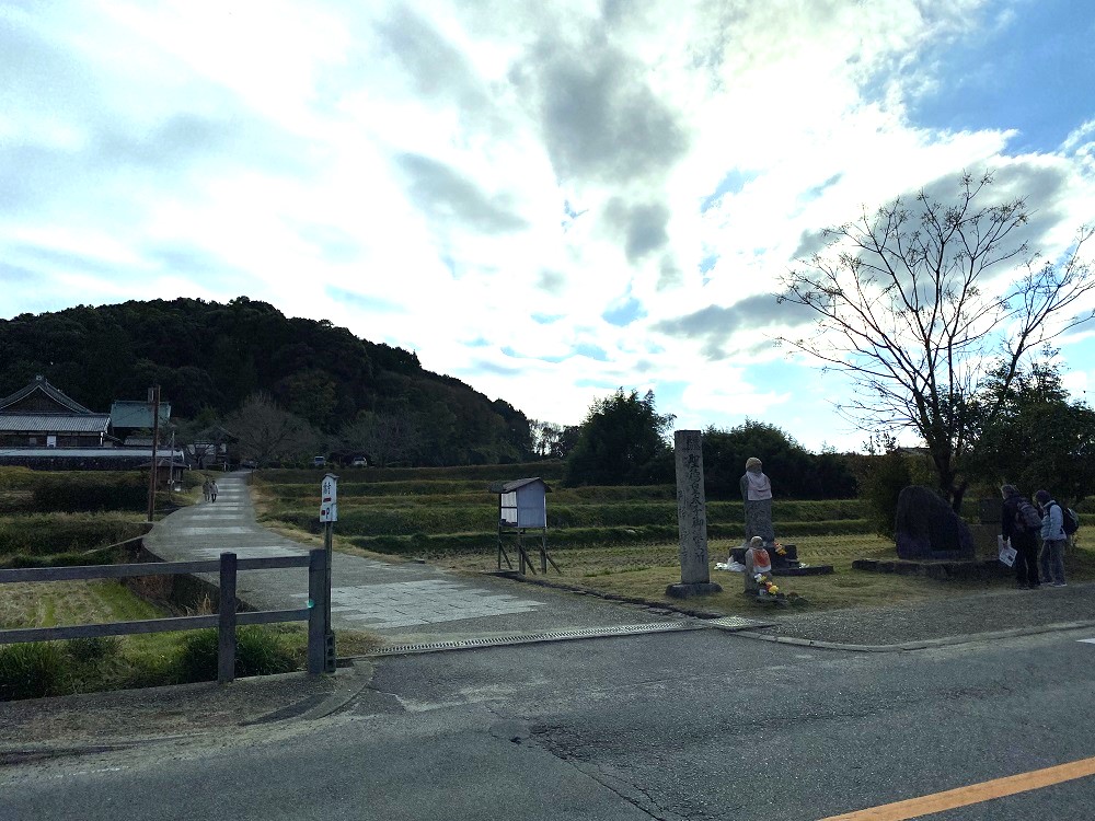 弘福寺のお向かいにある橘寺