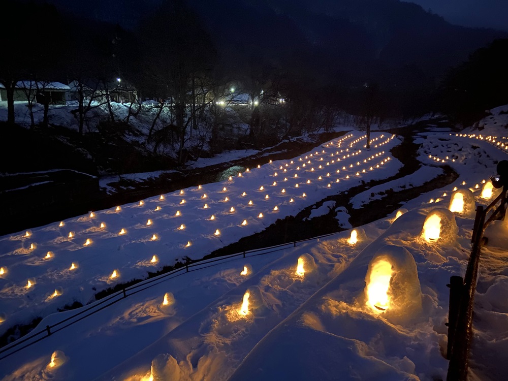 一度は見たい「湯西川温泉 かまくら祭り」、東京から日帰りバスツアーでも楽しめます