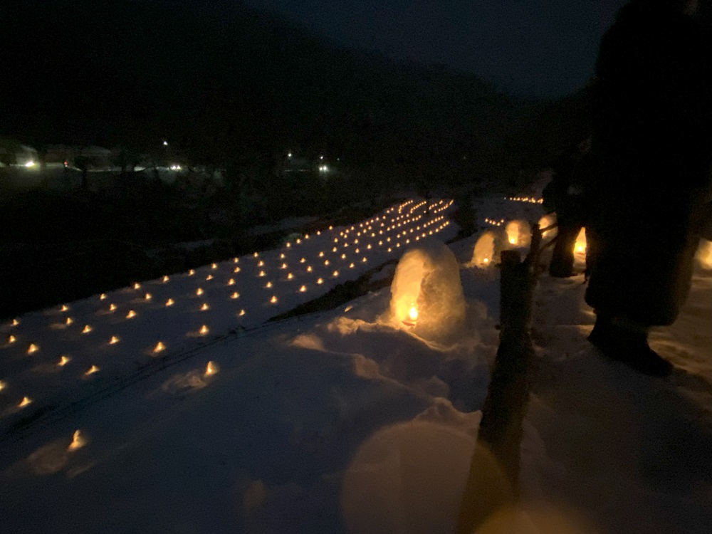 温かな灯が揺れる河川敷