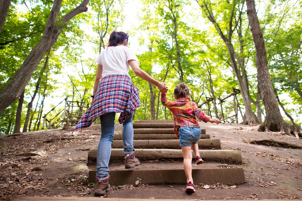 子どもたちといっしょに鬼ごっこなどを楽しもう