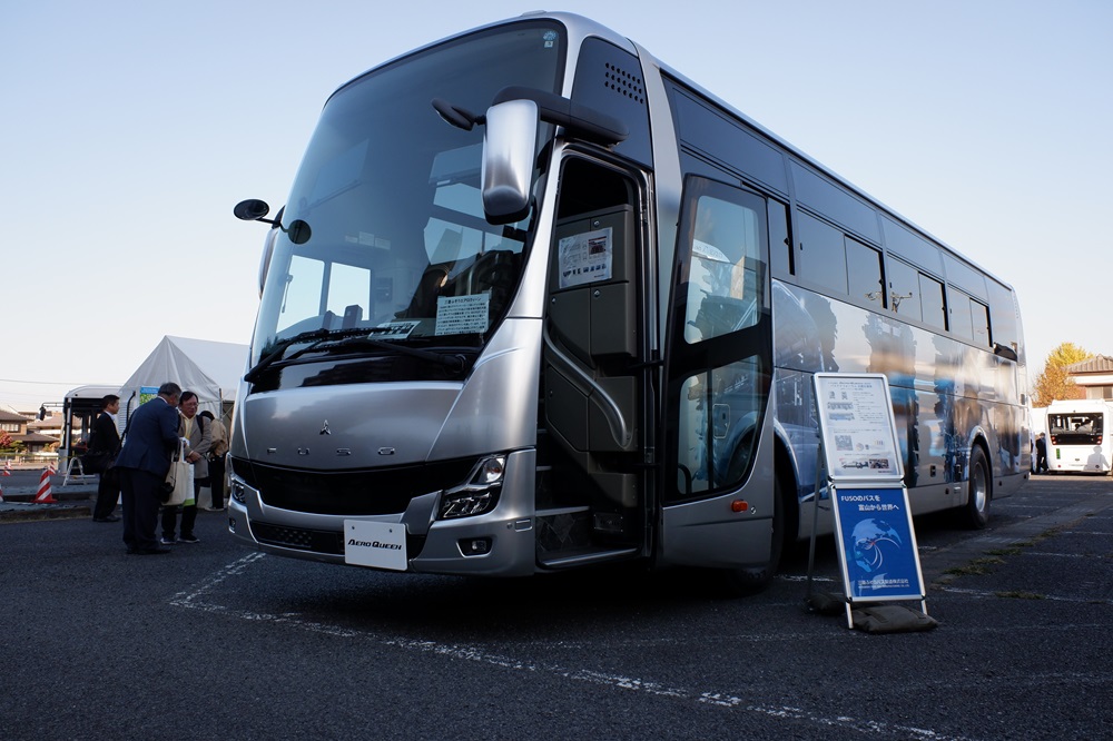 三菱ふそうのエアロクィーン・ボディプリント車