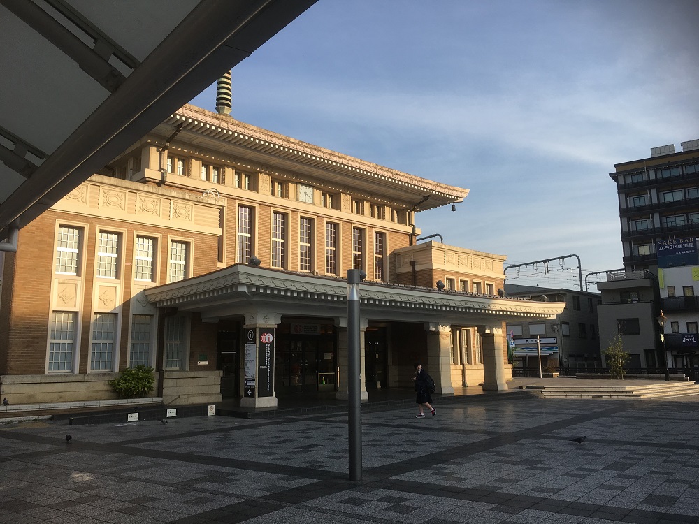 早朝のJR奈良駅