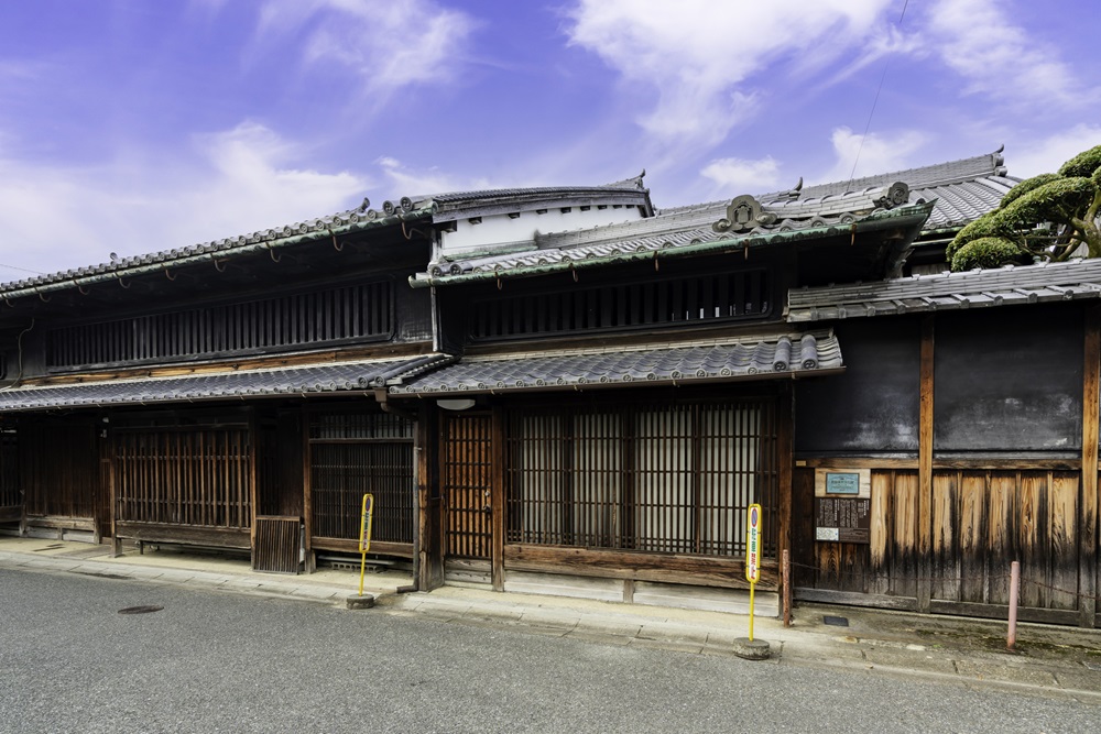 古い町屋をカフェや雑貨店に「ならまち」