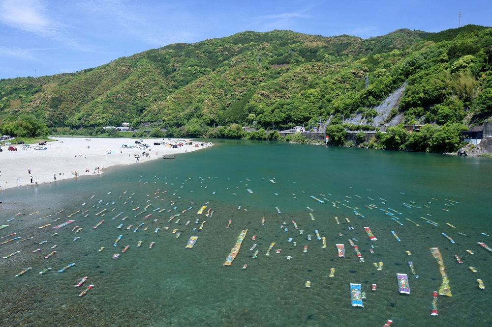 仁淀川紙のこいのぼり