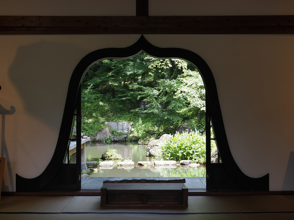 青龍山吉祥寺　本堂の火灯窓