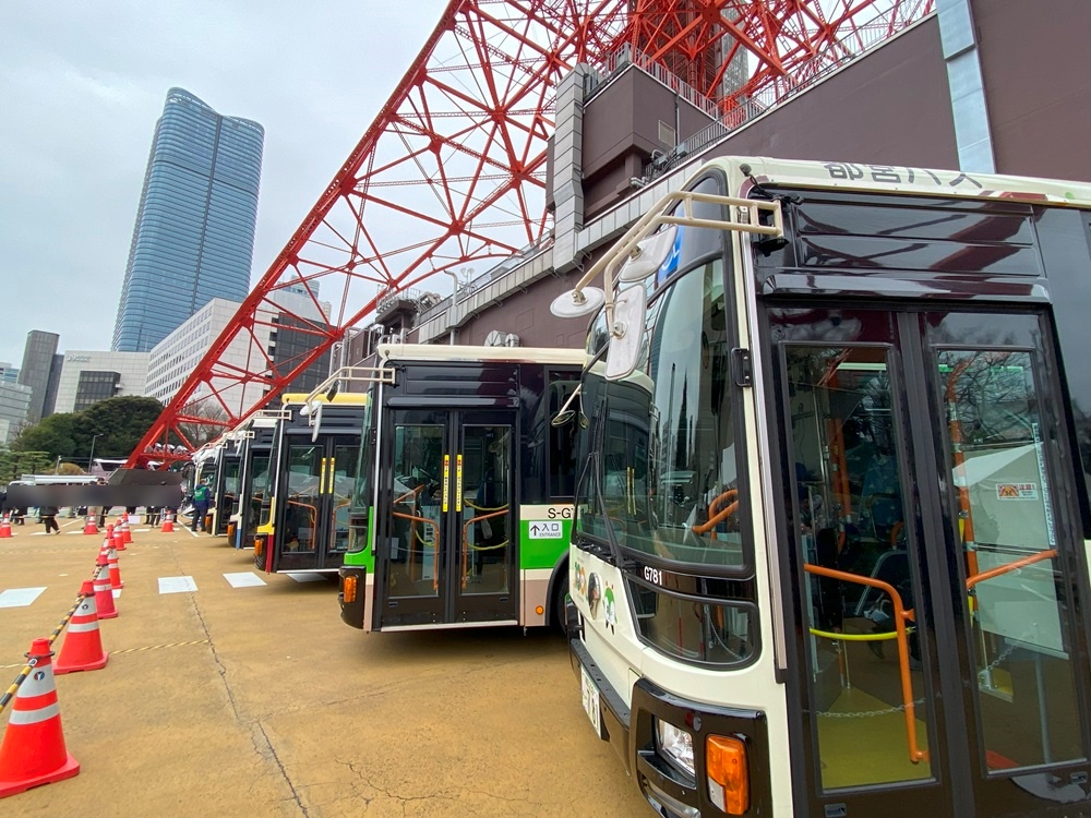 歴代塗装デザインのバス5台に乗って「シークレットバスツアー」に出発