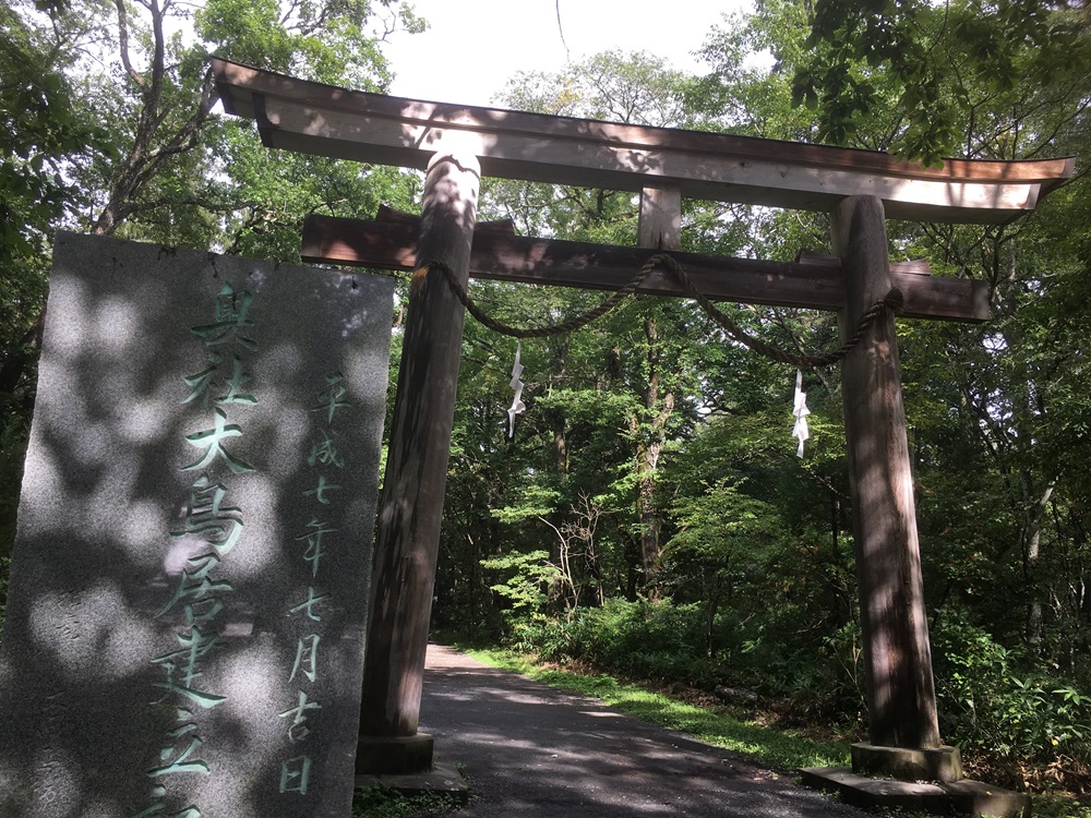 戸隠神社奥社の鳥居をくぐる