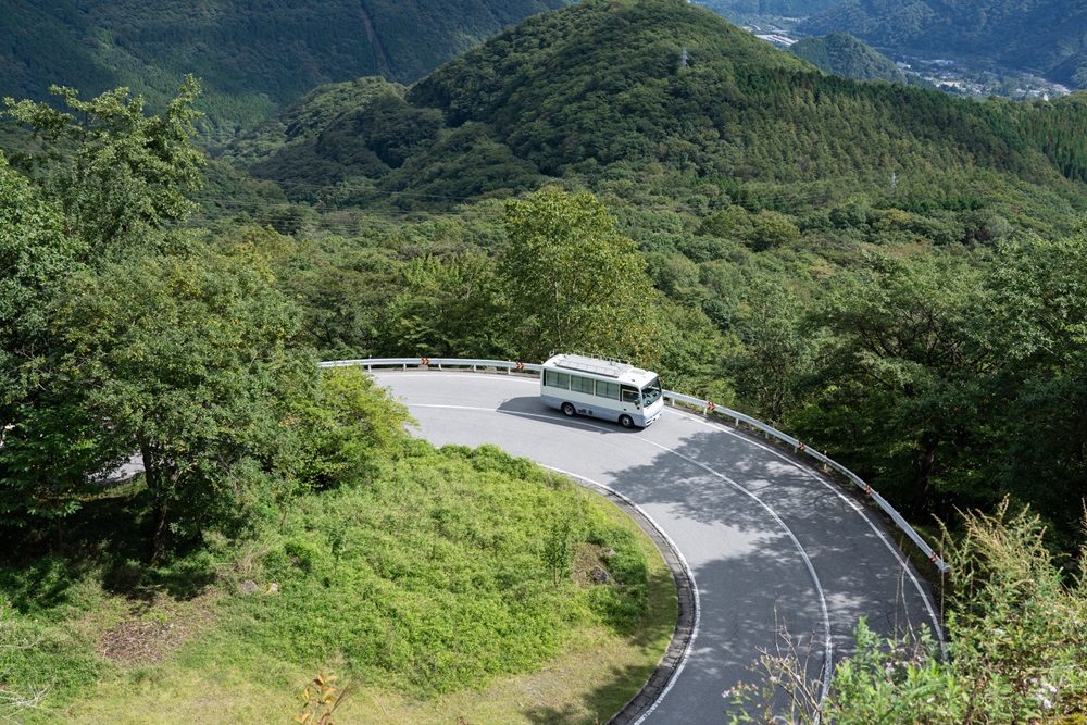 「貸切バス」は1日9時間まで、運転手1名で運行できる条件が最も経済的