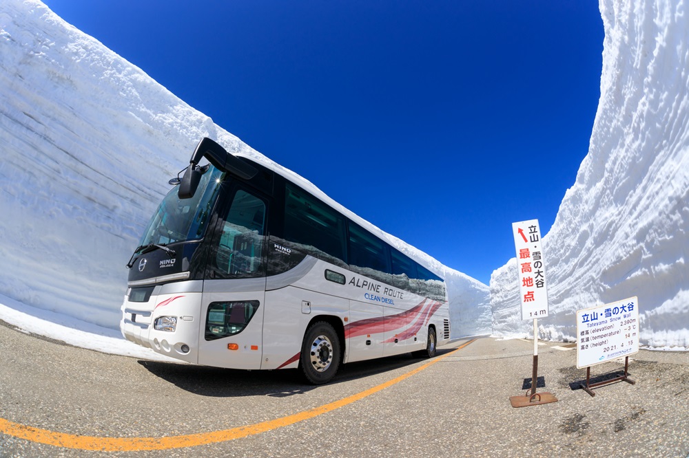 富山立山室堂　雪の大谷の絶景