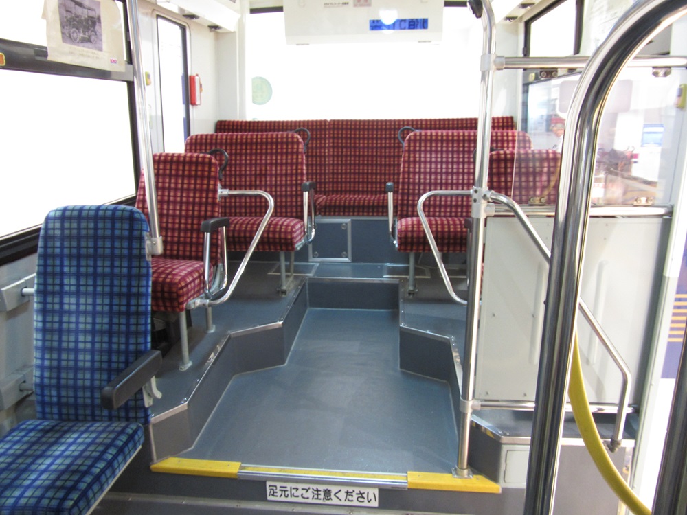 「チョロQ」と呼ばれる日産ディーゼルの小型バスの車内