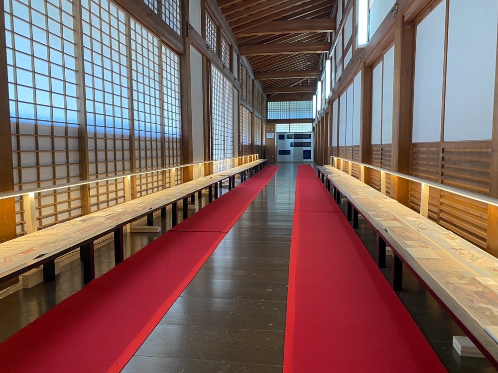 長谷寺縁起絵巻が展示されている廊下