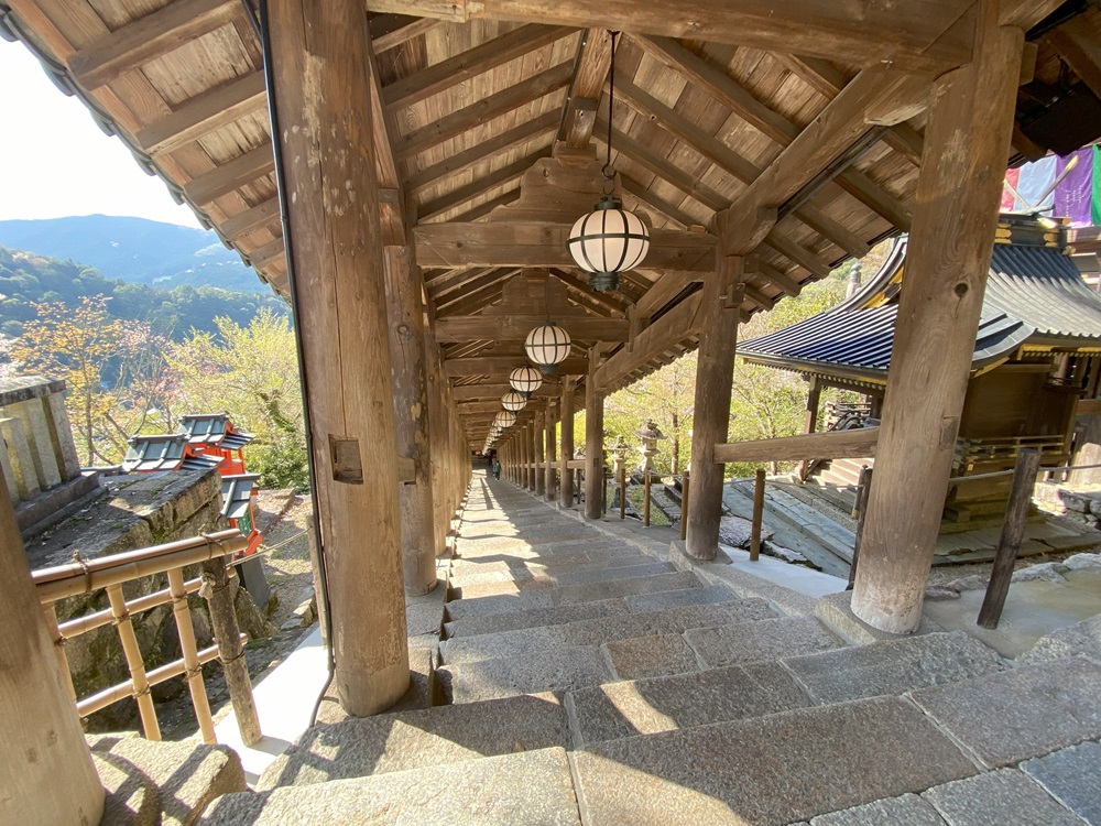 登廊を上から見下ろす