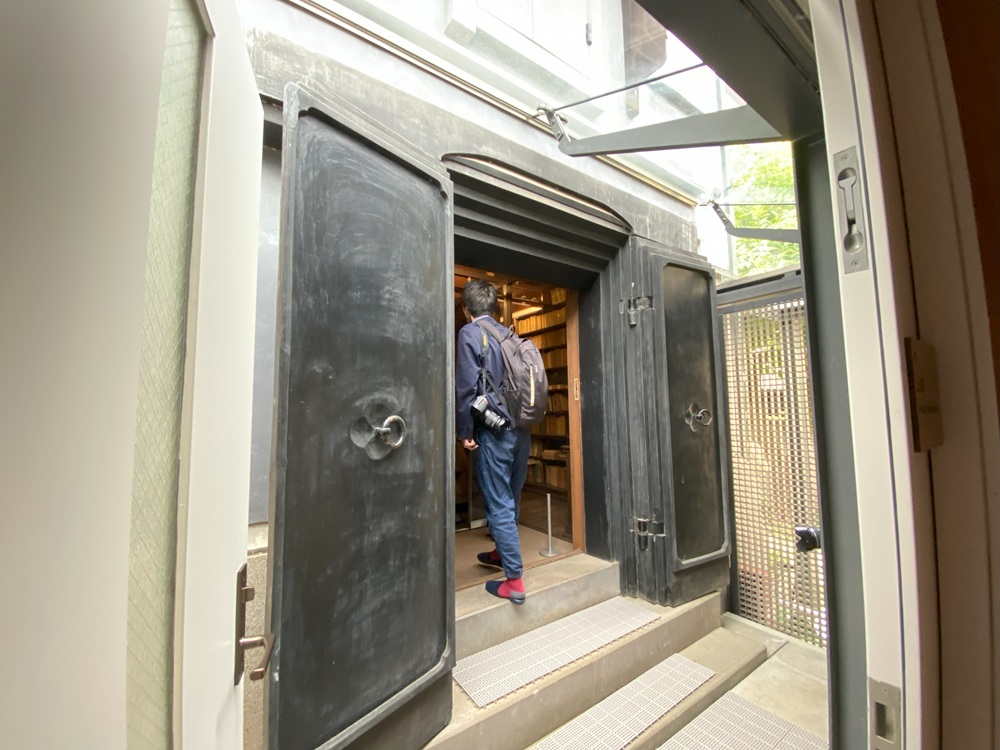 2階建て土蔵の中(非公開)へ