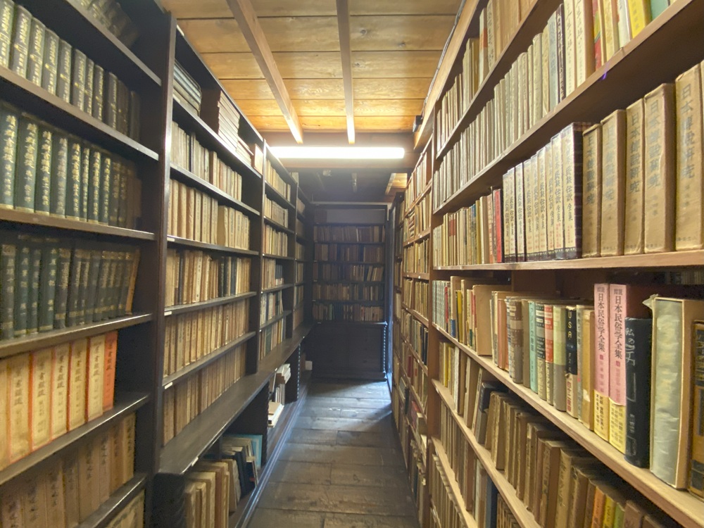 土蔵1階の書物