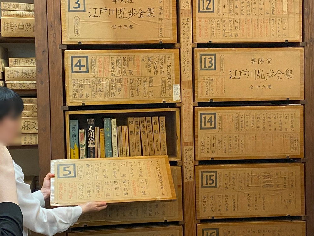 自著を収めた箱は同じものを2セット保管