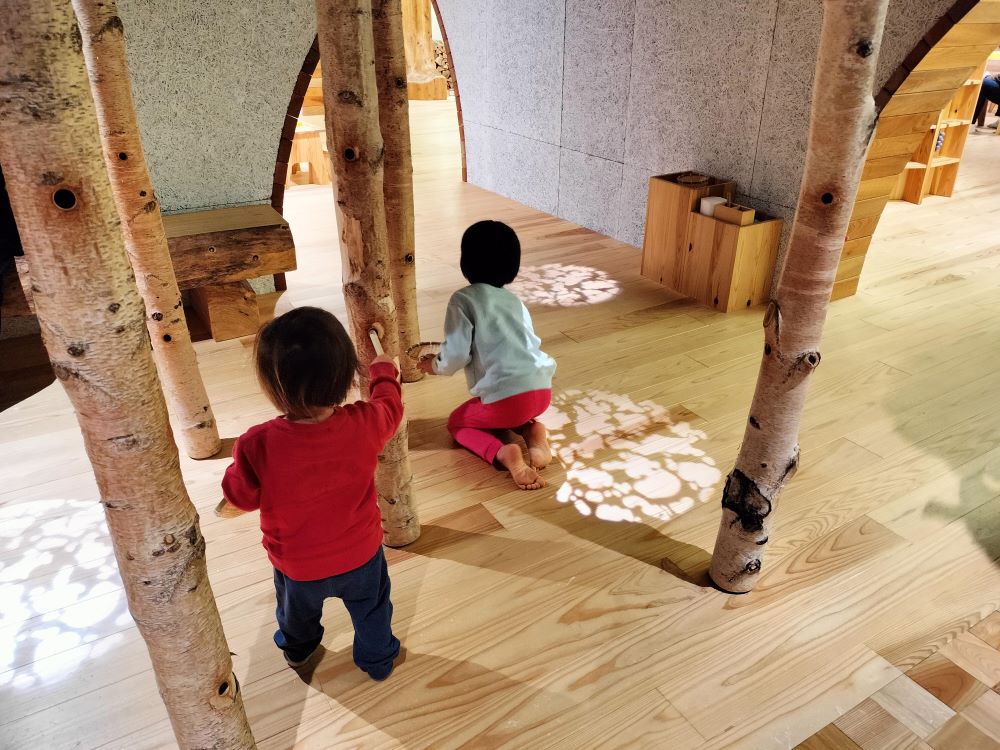 木の幹に隠れているイモムシを磁石で引っ張り出すあそび
