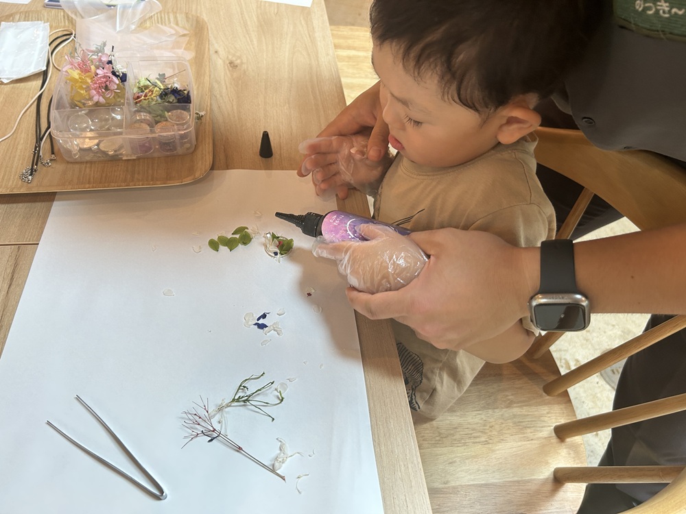 「フラワーネックレス作り」