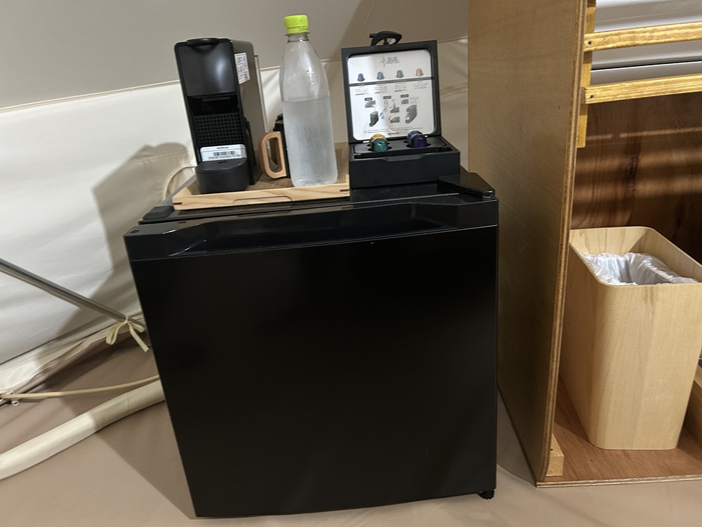 一通りの備品が揃っているテント内