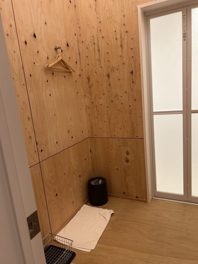 シャワー室には専用の脱衣場