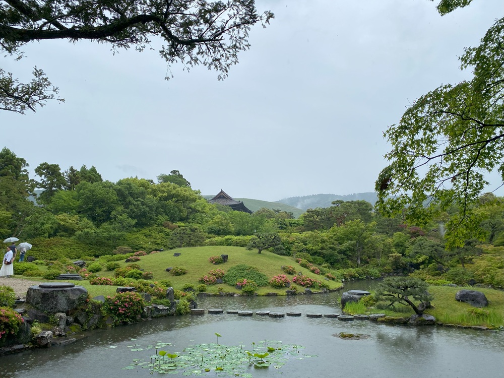 東大寺南大門・若草山・春日山・御蓋山を取り入れた借景