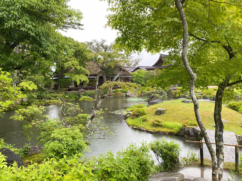 築山式の池泉回遊式庭園