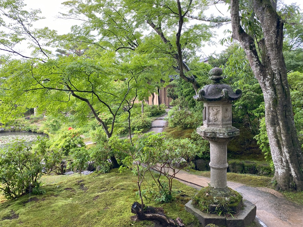 灯籠が置かれている庭