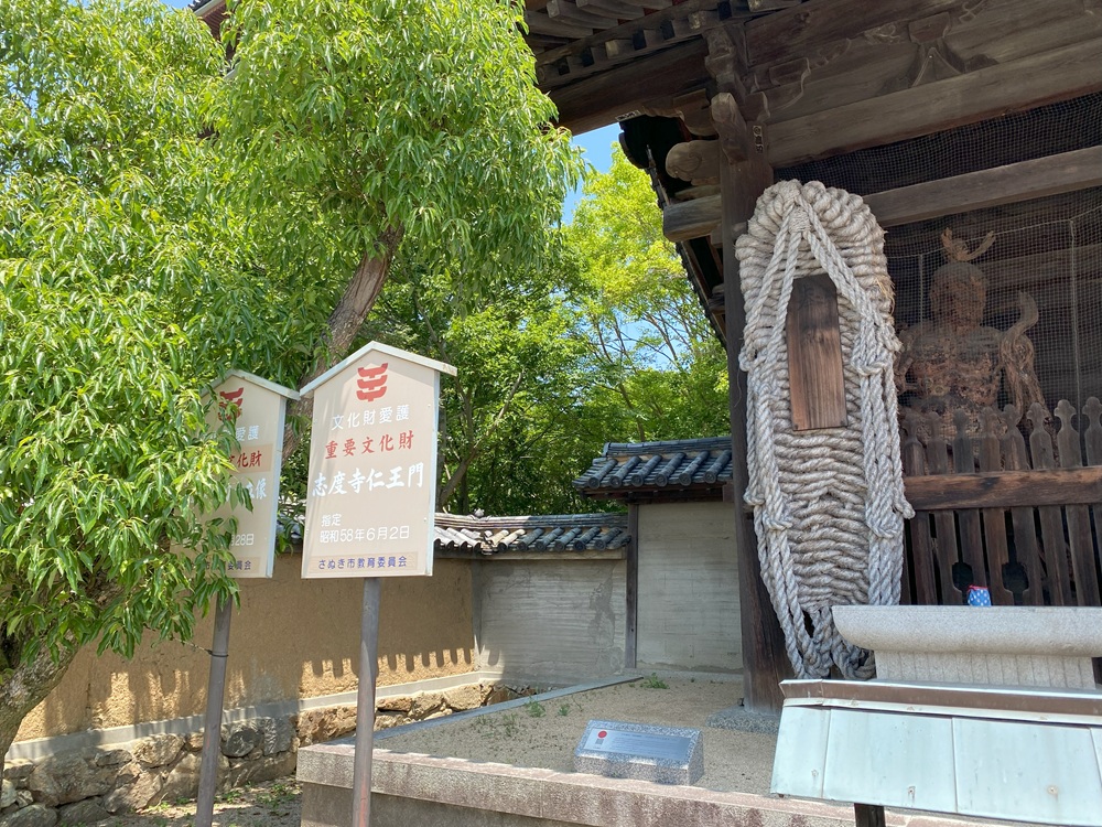 巨大わらじが飾られる仁王門