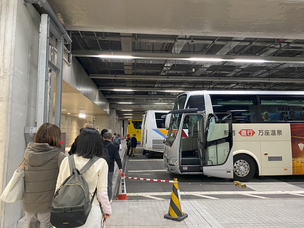 バスツアー出発場所・東京都庁大型バス駐車場