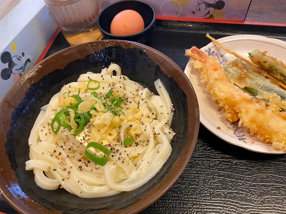 熱々もちもちのうどんにバターと黒胡椒