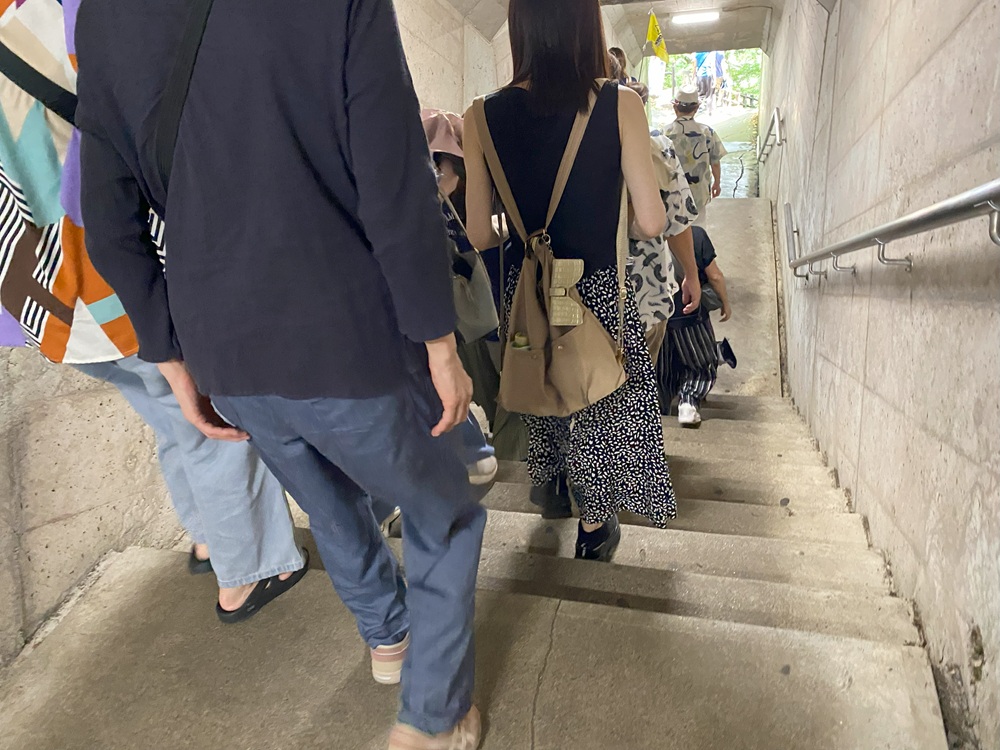 階段を下り、吹割の滝へ向かう