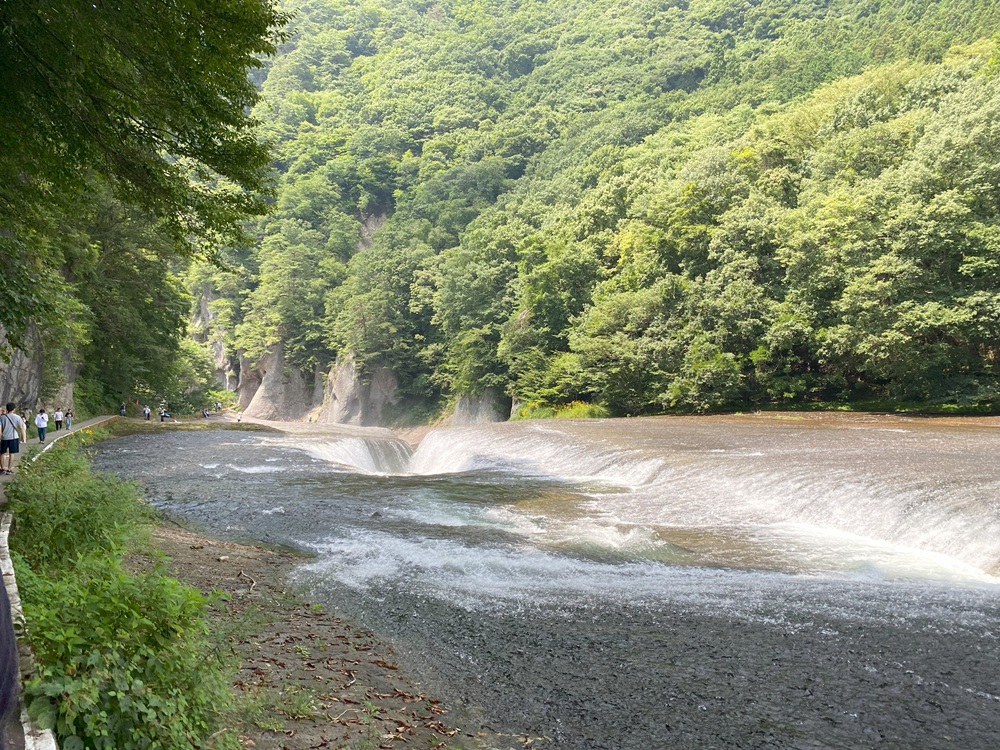 岩の割れ目に吸い込まれる川の水