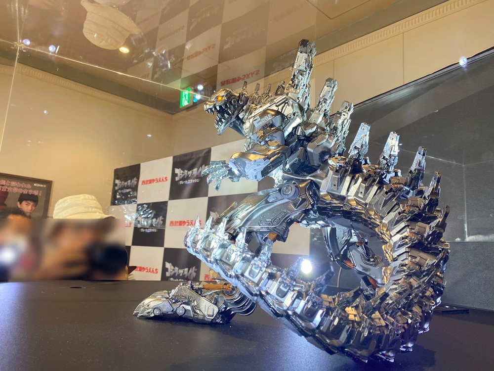 ゴジラと死闘を繰り広げるメカゴジラ