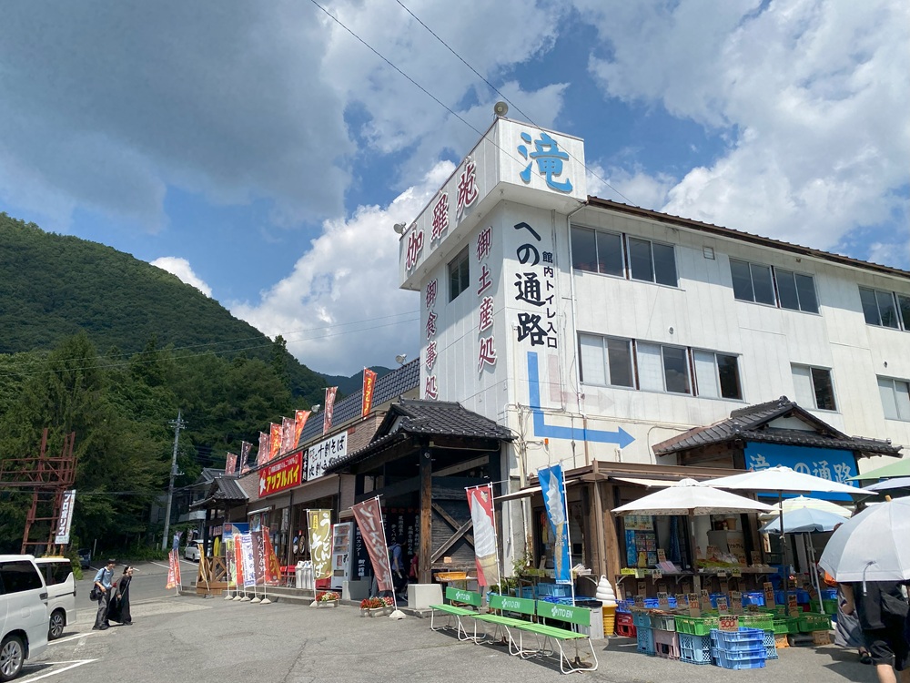 観光バス駐車場のある「伽羅苑」