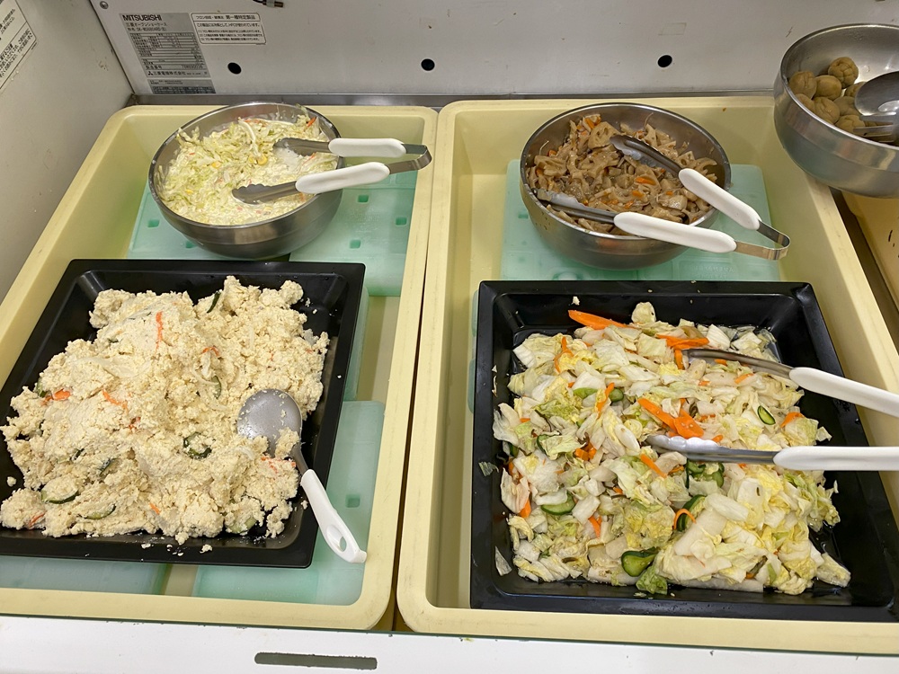 お惣菜、サラダも食べ放題