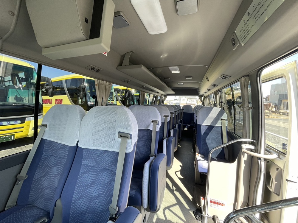 マイクロバスの車内