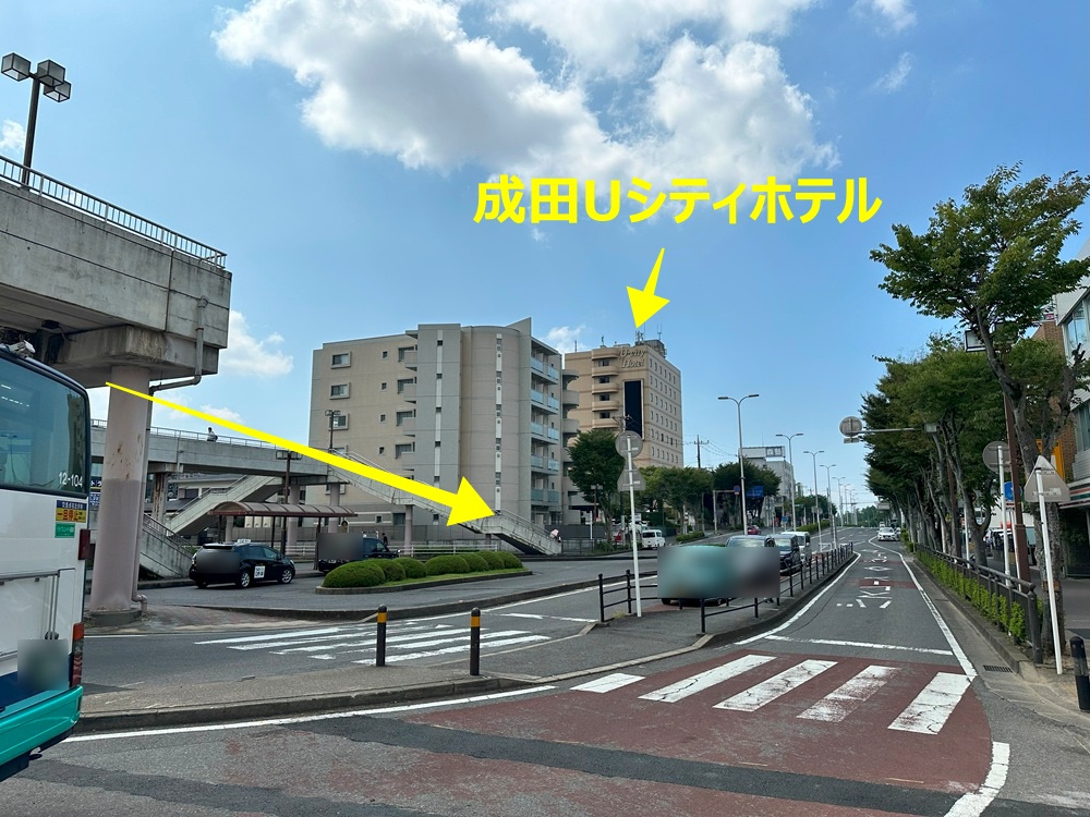 歩道橋を降りてそのまま道なりに