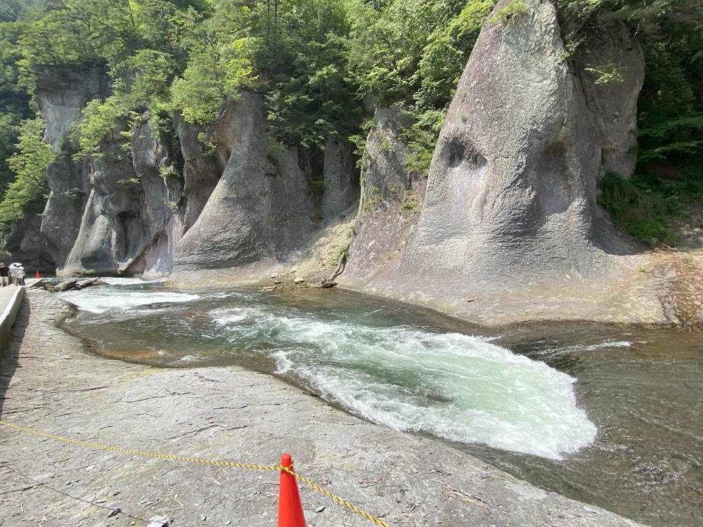 般若岩と甌穴（おうけつ）