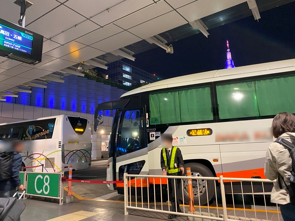 夜行バスで賑わうバスタ新宿