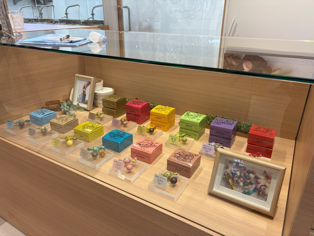 12種類のフレーバーがあるチョコレートボール